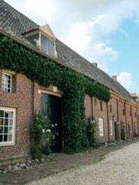 Huisje 5 Voorplein data-src="https://www.kasteelslangenburg.nl/wp-content/uploads/2026/03/Huisje-5-voorplein.jpg"